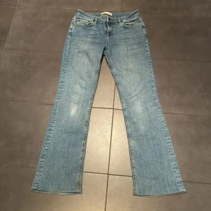 Bootcut jeans - Jätte bekväma bootcut jeans i storlek 38. Sitter perfekt på mig som är 160 lång och vanligtvis bär S-M i jeans. Inga defekter förutom en liten fläck på baksidan av ena byxbenet, syns dock knappt!! 