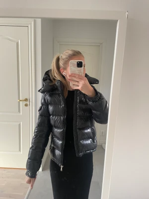 Moncler Jacka Maya - Säljer min fina moncler jacka i modellen maya! Är endast använd några fåtal gånger och är i perfekt skick. Har tyvärr blivit för lång för den…:( Passar en som är xxs/ xs kanske en liten s eller barn 140-146, storleken är y12. 
