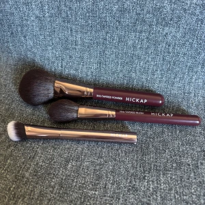 sminkborstar Hickap  - olika sminkborstar från Hickap, alla är oanvända. de vinröda går inte att köpa längre. köp alla för 249 kr eller en för 99 kr💄💋