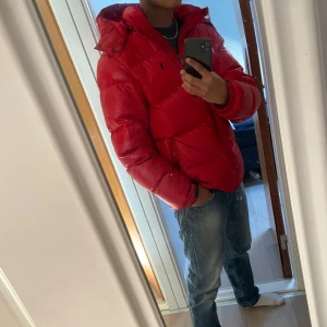 Ralph lauren jacka - Hej, jag säljer en röd ralph lauren jacka storlek M som är för stor för mig. Jackan är varm och skön och funkar perfekt för den kommande vintern. Det finns inga skador eller problem med jackan. Kvitto finns. Tveka inte på att höra av dig!