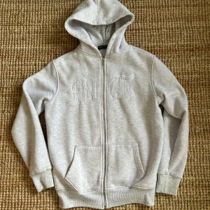 Tuttolente Zip Hoodie Grey - Ljusgrå zip-hoodie Tuttolente herrstorlek M. Bra skick förutom mindre defekter som ni ser på sista bilderna. Obs saknar snören!!