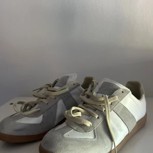 Maison margiela  - ÄKTA maison margiela. Orginalkvitto finns och tillkommer vid köp. Väldigt stilrena skor som passar allt möjligt. Uppklädd och avslappnad. Vid frågor, fler bilder så är det bara att komma pm.