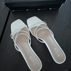 Vita klackar från RAID - Vita klackar, ca 5 cm höga. Aldrig använda☺️ 