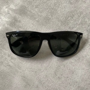 Svarta Ray ban boyfriend  - Säljer ett par feta solglasögon från ray ban  | box tillkommer | skicket på glasögons  är 8/10 | | ny pris 2000: mitt pris är 999| skriv vid frågor och funderingar  