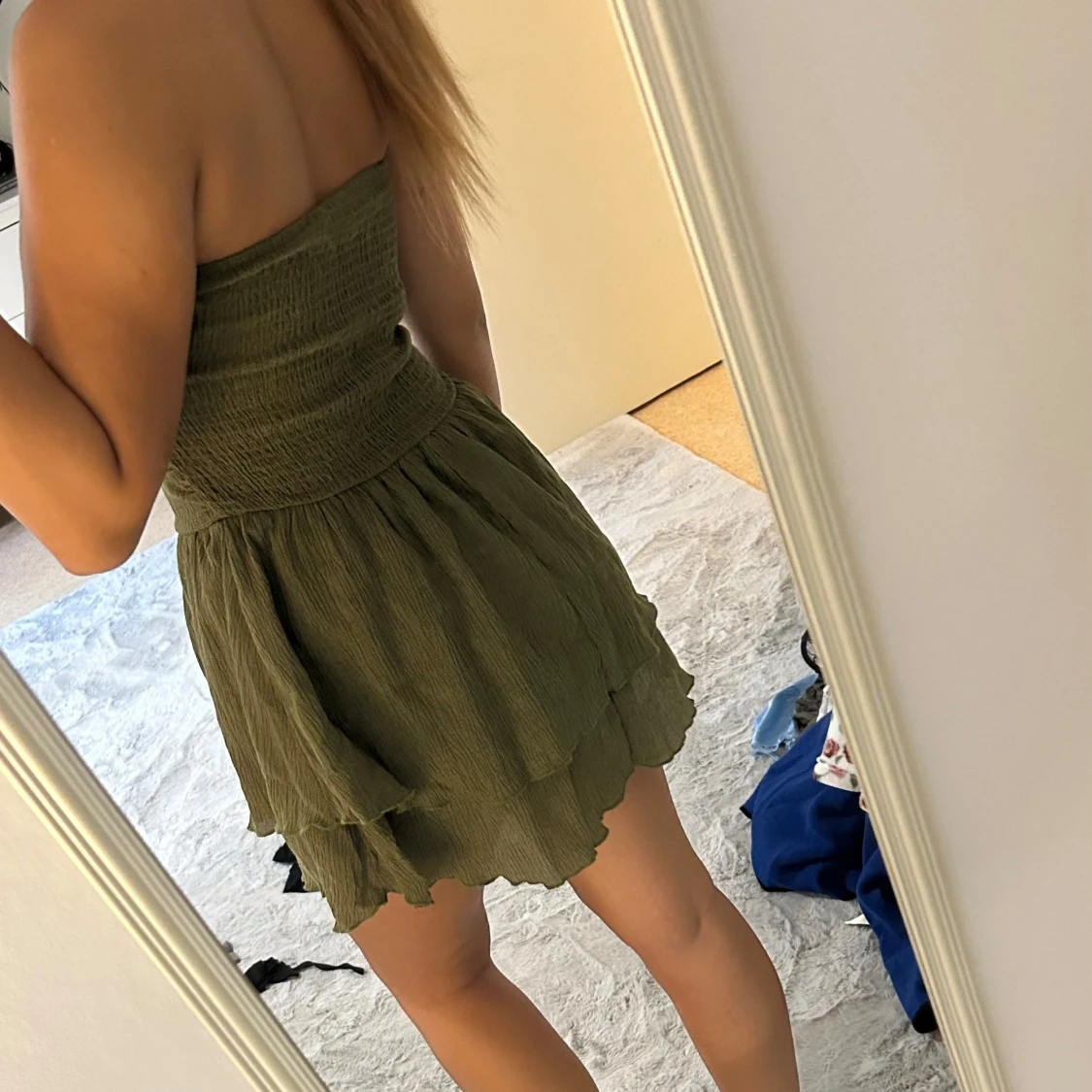 Grön axelbandslös kortklänning - 1