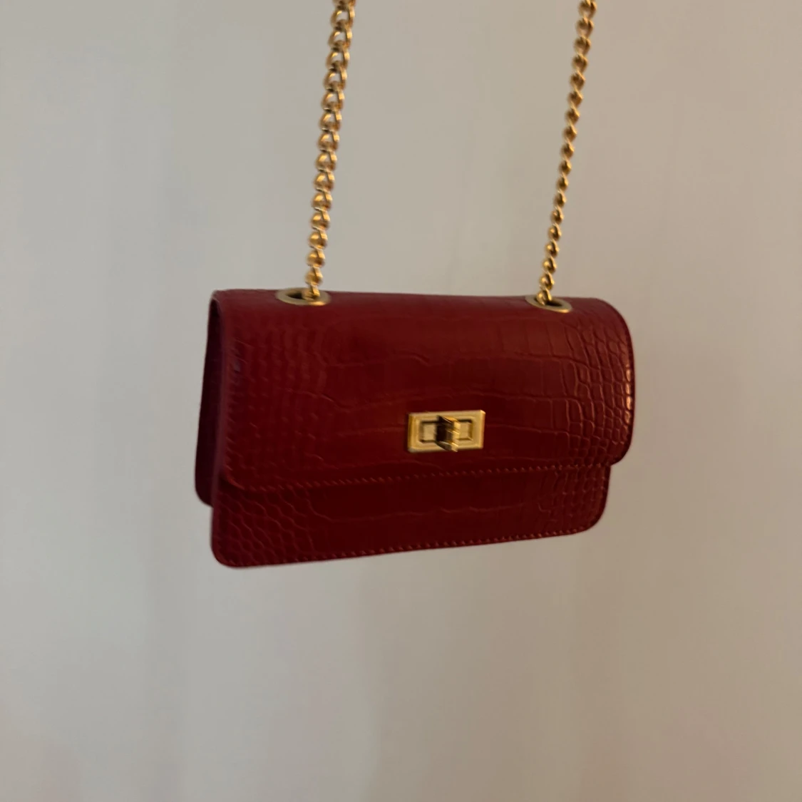 Röd axelväska med kedja