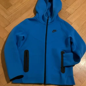 Nike tech - Det är en blå Nike tech fleece tröja köp i en Nike butik i USA