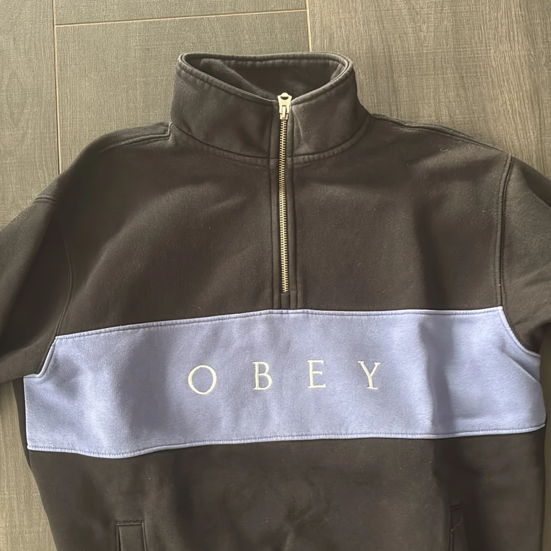 Svart half zip tröja från Obey - 1
