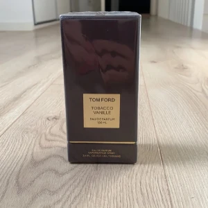Tom Ford Tobacco Vanille EdP 100ml - Oöppnad Tom Ford Tobacco Vanille Eau de Parfum 100 ml, kan öppnas vid förfrågan men då måste parfymen köpas, hör av dig för fler frågor!