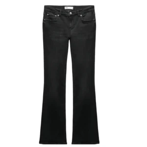 Zara jeans - Svarta bootcut jeans från zara, stl 34. De är lågmidjade och så snygga! De har blivit mer gråa än på bilderna pga tvätten men fortfarande lika snygga 💖kom med prisförslag, kan sälja billigare vid snabbt köp