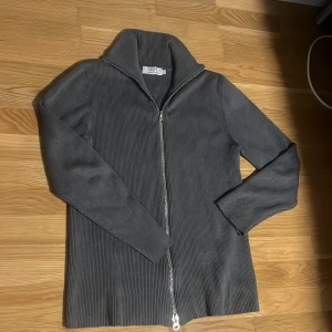 Ljung half zip - Riktigt skön halfzip köpt på brothers för 1500kr. Passar 173-180. Riktigt skönt att ha nu till våren 