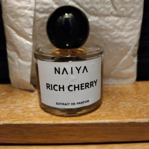 NAIYA rich cherry  - Se bild för mängd naiya rich cherry . Förvarad i byrålåda i garderoben 