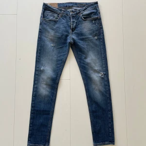 Dondup jeans - Tja! Säljer nu dessa extremt feta dondup jeansen! Dondup jeansen är i fint skick! Alla slitningar är orginal från fabrik=design!  Nypris 4000+! Skriv vid bilder eller frågor! Vid snabbaffär=bättre pris