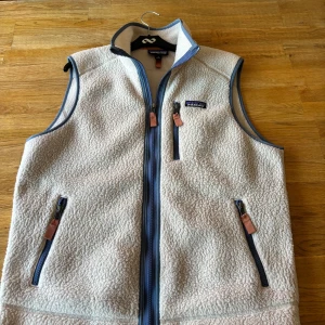Pantagonia väst  - Säljer en beige väst från Patagonia. Västen är i rikigt bra skicka bara använd fåtal gånger. Västen är i storlek M. Tveka inte på att höra av er💫💫🍾🍾