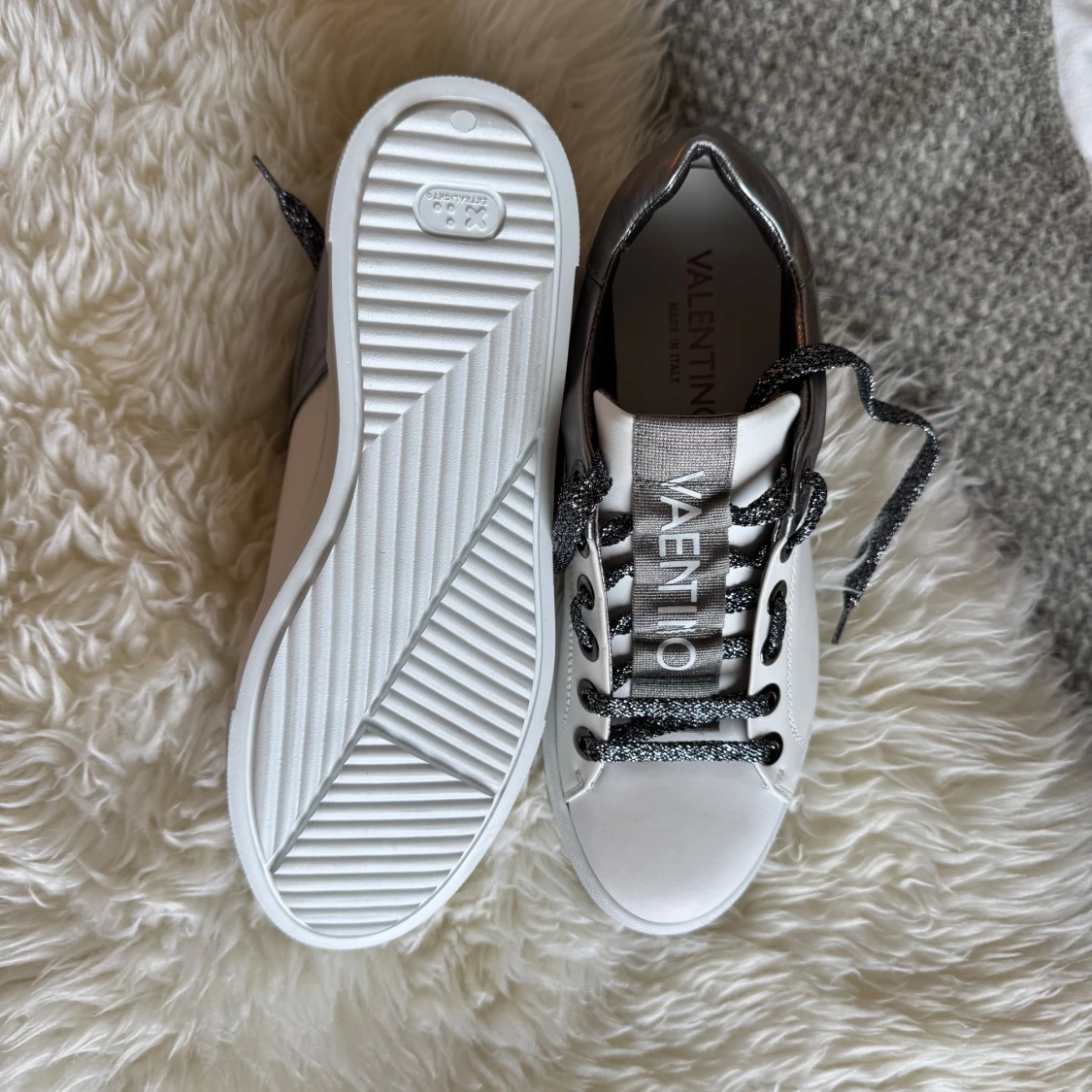Valentino sneakers i vitt och silver - 4