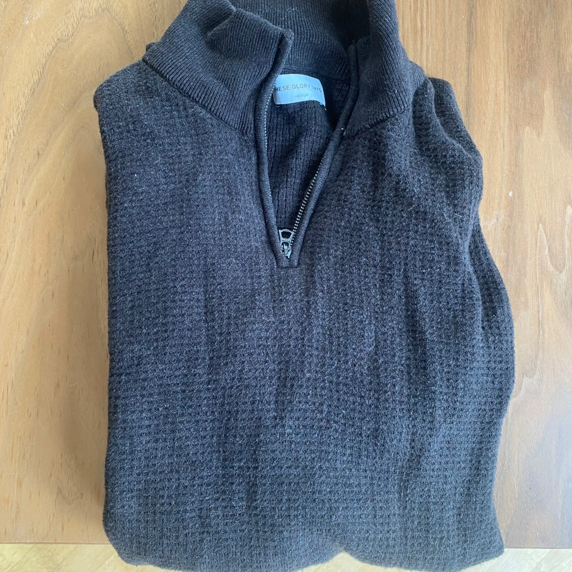 Mörkbrun stickad half zip-tröja