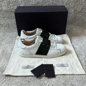 Valentino Opens olivgröna - Hejsan! Säljer dessa riktigt snygga Valentino Garavani skor i modellen Open med en olivgrön rand över! Otroligt fint skick in och utvändigt och skorna är endast smått slipade! OBS: Vid köp får du med skorna, kuvert och box! Nypris 7200kr! Säljer för endast 2500kr och dom är äkta vilket jag även står för! 🙌Bara att höra av dig om du är minsta intresserad av köp, vill ha mer detalj bilder, mått eller har några andra frågor/funderingar 🤗MVH DC🔹