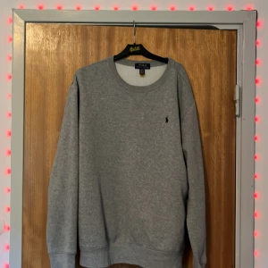 Grå sweatshirt från Polo Ralph Lauren - Säljer en stilren grå sweatshirt från Polo Ralph Lauren i storlek XL TG men sitter som M