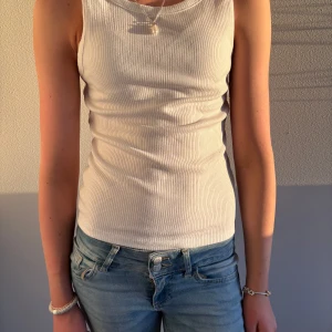 Vit ribbat linne - Snygg vit ribbat linne. Toppen är figurnära och har en stilren, enkel design. Linnet är från Pieces i storlek M. Passar perfekt under kofta eller solo på sommaren. Nypris 160 kr – säljer för 80 kr. Mycket bra skick. ❣️❣️