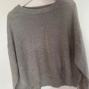 stickad tröja  - grå stickad tröja från h&m! OBS! storlek L men sitter som M/S!