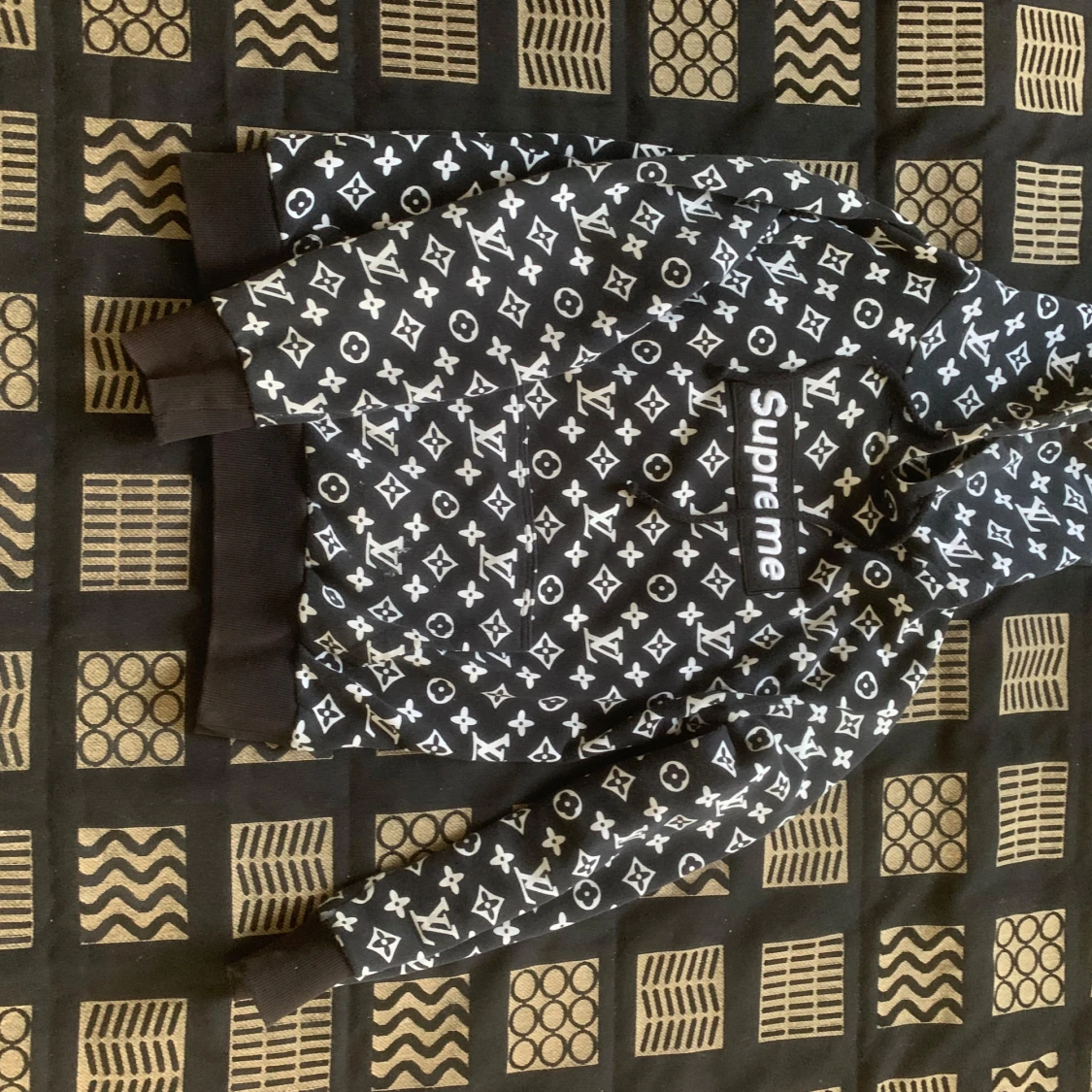 Supreme x Louis Vuitton svart hoodie