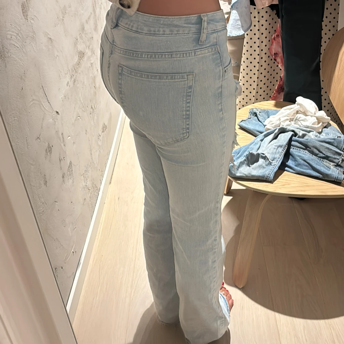 Ljusblå jeans med hål - 1