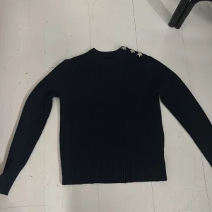Mörkblå stickad tröja Zadig & Voltaire - Snygg mörkblå stickad tröja från Zadig & Voltaire med coola silverfärgade stjärndetaljer på axeln. Tröjan har ribbad struktur, rund hals och långa ärmar. Använts bara  typ 2 gånger så nästan ny. Säljer för används inte längre. Storleken är lita konstig då det är 14 år men skulle sägas som runt xs/s