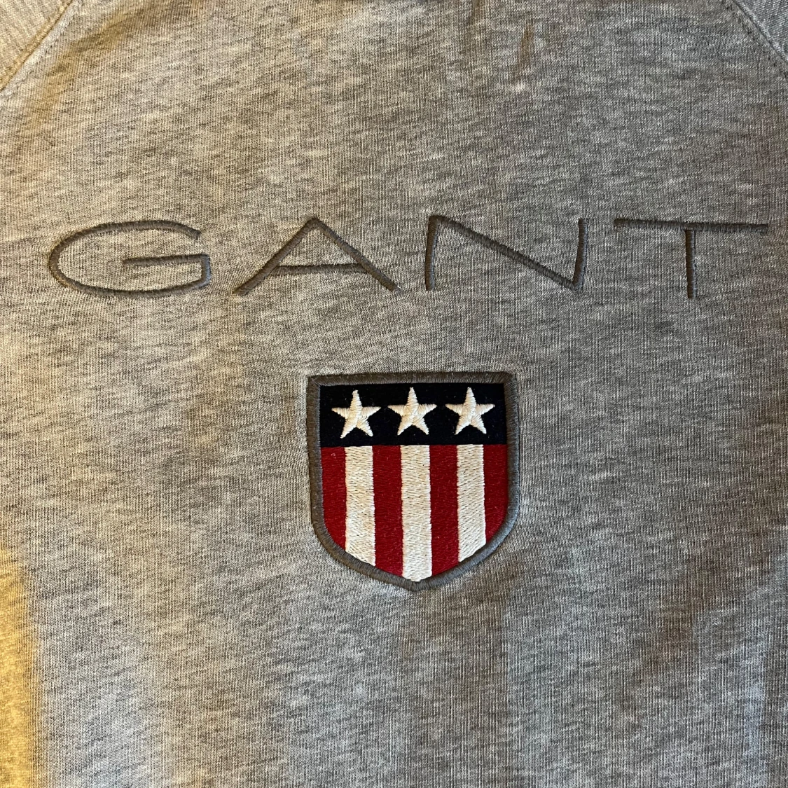 Grå hoodie från GANT med tryck - 4