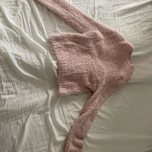 Ljusrosa fluffig tröja från Divided - Supermjuk och fluffig ljusrosa tröja från Divided. Tröjan har lång ärm och en enkel, rund halsringning. Perfekt för dig som gillar mysiga och stilrena plagg med lite extra textur.