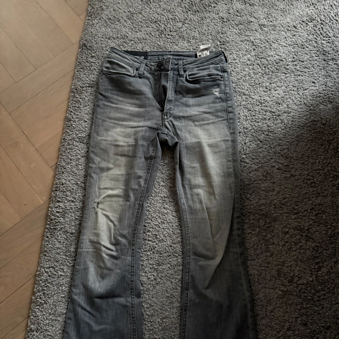 Grå bootcut jeans från Dondup