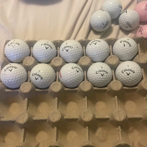 Callaway Supersoft Golfbollar - Perfekta golfbollar för dig som vill ta ditt spel till nästa nivå! Callaway Supersoft är kända för sin mjuka känsla och långa räckvidd. Passar både nybörjare och erfarna golfare som vill ha extra kontroll och känsla på banan.