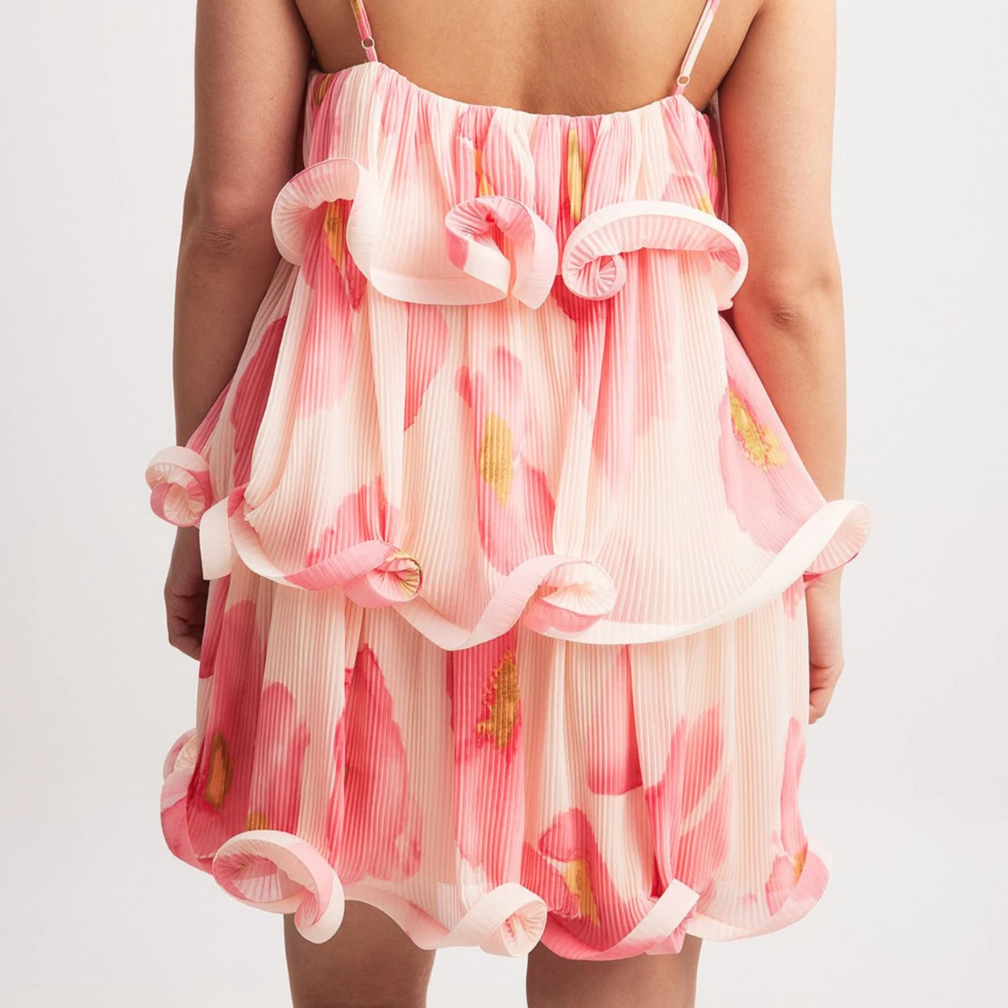 Blommig volangklänning med tunna axelband - 1