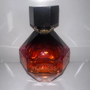 Victoria's Secret Fearless parfym  - Snygg parfymflaska från Victoria's Secret, modellen Fearless. Rymmer runt ~65-70 ml Eau de Parfum.