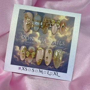 Solar (XS);Medium Almond - Handgjorda press-on naglar i nude och vita toner med detaljer i guld, stjärnor, 3D-rosetter och metallic-effekter. Mix av design i en medium mandelformad design, dekorerade med glitter, pärlor och skimrande mönster. Perfekt för dig som vill ha unika och lyxiga naglar. I storlek XS: 14 mm, 11 mm, 11,5 mm, 10 mm, 8 mm 