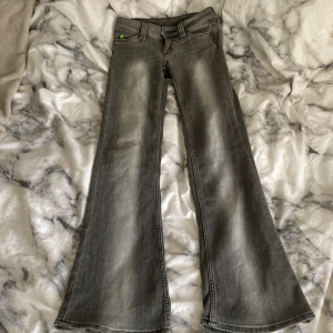 Grå bootcut jeans från weekday - Gråa weekday jeans i storlek 23/30 använt ganska mycket men är i fint skick! Original pris är 399💕