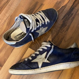 Golden Goose Ballstar - Säljer dessa sjukt snygga golden goose skorna u modellen ballstar. Skicket är sådär, sulan har gått sönder vid hälarna, se bild 5, men inget som man riktigt tänker på vid användning. Annars är dom väldigt fina. Endast skorna finns. Fråga gärna. 