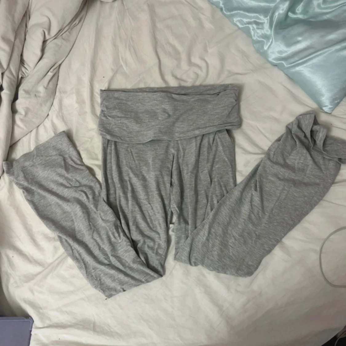 Grå bootcut mjukisbyxor Gina Tricot - 2