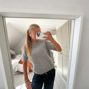 stickad tröja  - superfin stickad kortärmad tröja från zara som är använd väldigt lite!!❣️❣️ storlek är L men skulle säga att den passar till en S