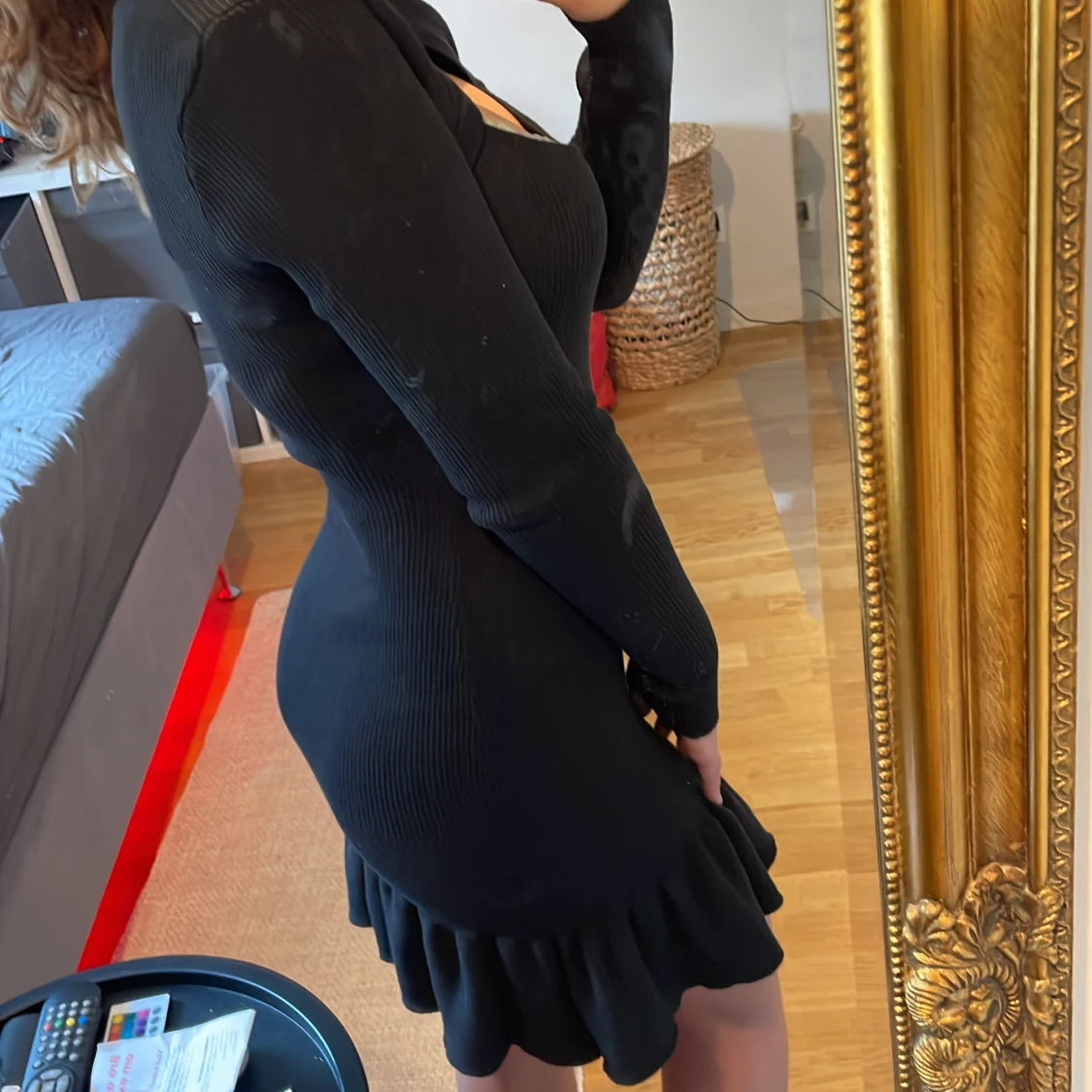 Svart ribbad klänning med cut-out - 2