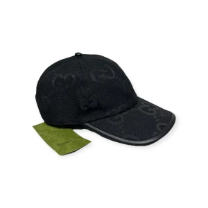 Gucci Keps - Helt nytt aldrig använt. Storlek M. Kan frakta eller mötas i Haninge. Skriv gärna vid fler frågor, postar alltid inom 24h. (Alla bilder är tagna av mig)