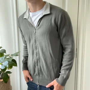 Massimo dutti full zip - Cardigan / full zip vad man än vill kalla det. Riktigt fet och inga större defekter förutom minimalt urtvättad. Modellen är 180,75 kg och bär L. Kom med frågor☺️