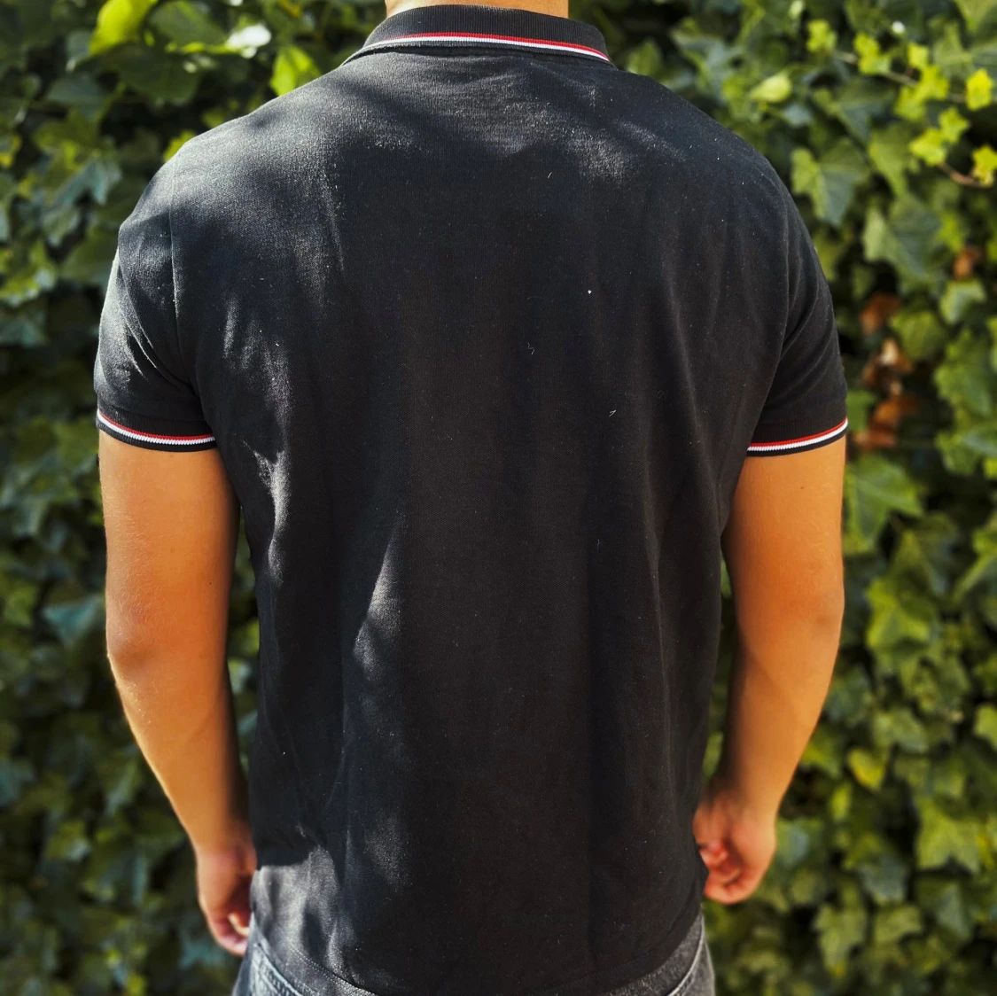 Svart Moncler pikétröja med röd/vit kant - 1