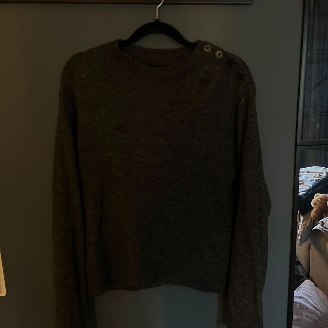 Mörkgrå stickad tröja med knappar - 1