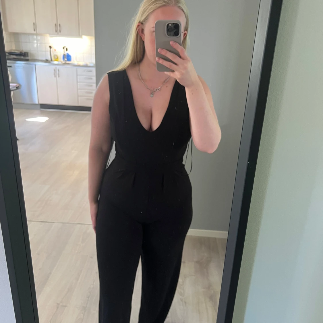 Svart byxdress med djup v-ringning