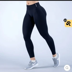 DFYNE Impact leggings - Dfyne impacts leggings. Storlek M. Skulle säga att den är som en storlek S, eftersom den svarta färgen är tightare än deras ljusa färger. Endast prövade, ingen prislapp kvar. 