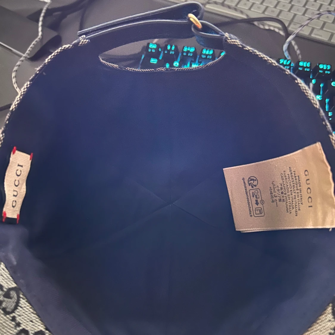 Gucci keps med GG-mönster och röd-blå rand - 2