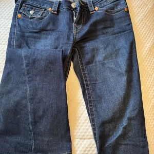 True Religion blå bootcut jeans storlek 26 - Snygga blå jeans från True Religion i modell joey 