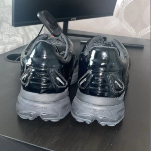 Svarta chunky sneakers från Puma - Säljer mina stilrena Axel Arigato i toppkvalitet. ✅ Storlek: 43 ✅ Färg: svart ✅ Skick: Helt nya ✅ Nypris: ca 2500 – 3000kr 💸 Mitt pris: 300kr Enkla att matcha med allt – perfekt både till vardags och fest. Finns i Borås men kan även skickas. Skicka PM vid intresse!