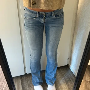 Lågmidjade utsvängda jeans  - Asss snygga jeans från American Eagle! Jätte bekväma och är stretchiga.  Innerben: 82 cm, midja rakt över: 37 cm Kom privat för fler mått eller frågor🥰
