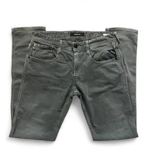 Replay grå jeans - Snygga grå jeans från Replay Anbass i toppskick! Byxorna har inga defekter. Pris är inte hugget i sten. Skriv vid minsta fundering!